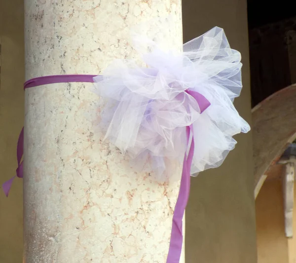 Белая Кафельная Чаша Привязанная Фиолетовым Бантом Мраморной Колонне — стоковое фото