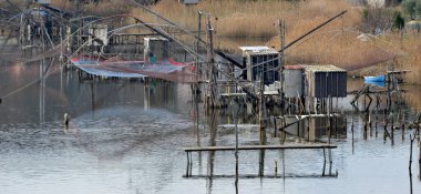 Kalimera, Skadar Gölü 'nde Bojana Nehri' nin ağzında ve Ulcinj yakınlarında (Karadağ) Ada Bojana 'da kullanılan bir balık ağıdır.)
