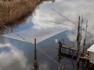 Kalimera, Skadar Gölü 'nde Bojana Nehri' nin ağzında ve Ulcinj yakınlarında (Karadağ) Ada Bojana 'da kullanılan bir balık ağıdır.)