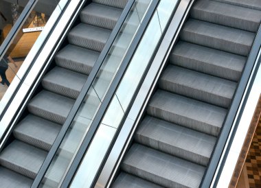 modern binada yürüyen merdiven