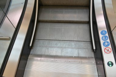 modern binada yürüyen merdiven
