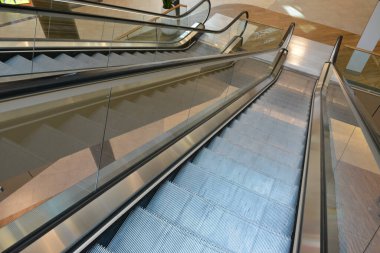 modern binada yürüyen merdiven