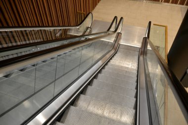 modern binada yürüyen merdiven