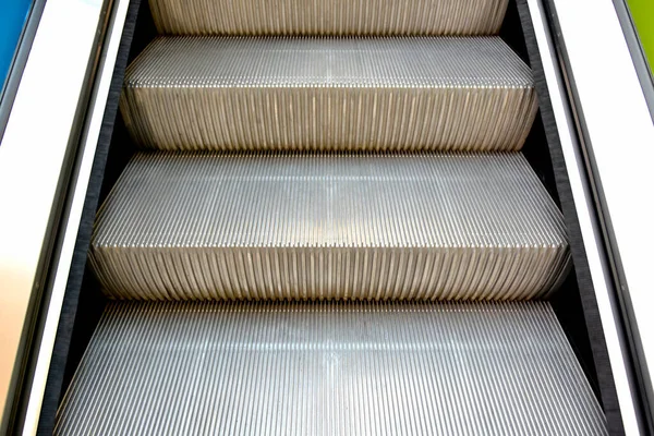 现代建筑中的自动扶梯 — 图库照片