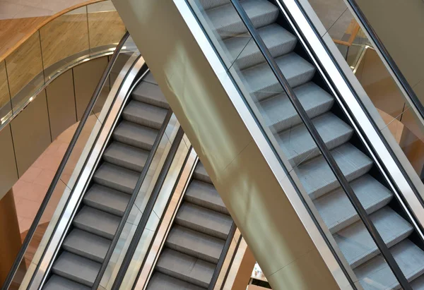 Ескалатор Сучасній Будівлі — стокове фото
