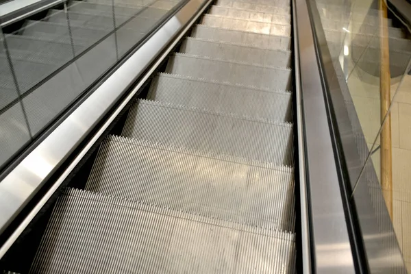 Ескалатор Сучасній Будівлі — стокове фото