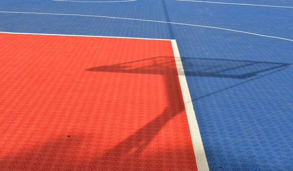 市公園内のバスケットボールコートの1階 — ストック写真