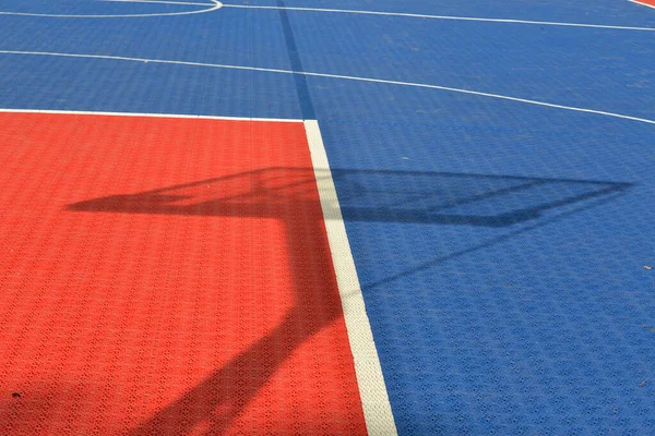 市公園内のバスケットボールコートの1階 — ストック写真