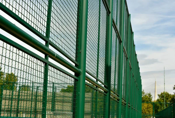 Tall Fence Basketball Court Public Park — Stock Photo, Image