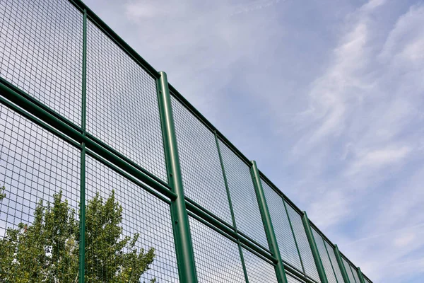 Tall Fence Basketball Court Public Park — Stock Photo, Image