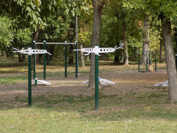 公園内のレクリエーション機器 — ストック写真