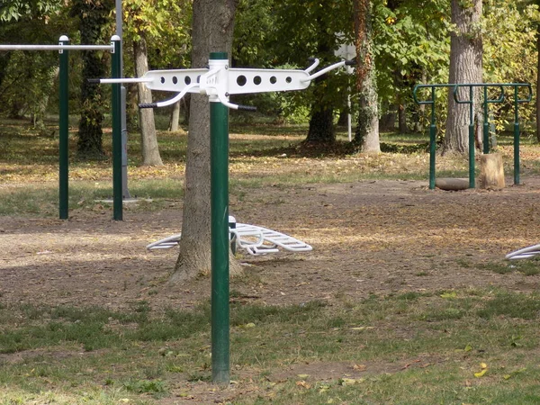 公園内のレクリエーション機器 — ストック写真