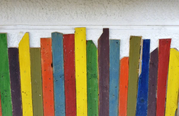Различные Цветные Доски Перед Каменной Стеной — стоковое фото