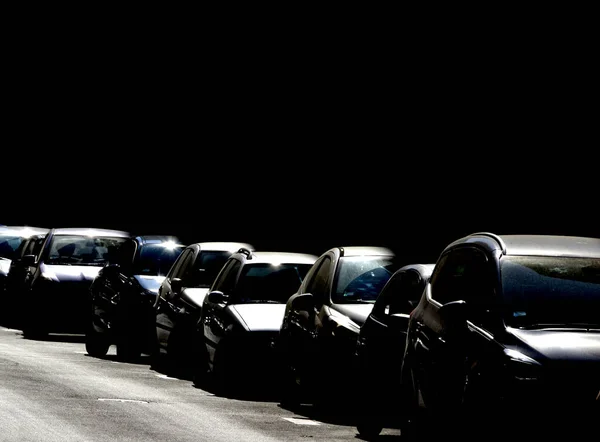 Şehir merkezinde trafik sıkışık.