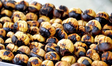 Sokak büfesinde lezzetli kavrulmuş kestaneler