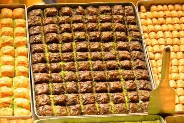 Baklava, doğranmış fındık ve tatlandırılmış ve pekmezle veya bal ile bir arada tutulmuş filo katmanlarından yapılmış zengin, tatlı bir tatlı hamur işidir.