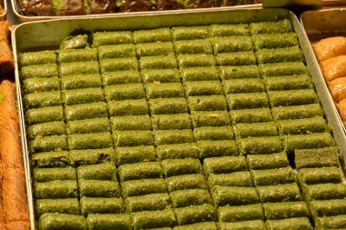 Baklava, doğranmış fındık ve tatlandırılmış ve pekmezle veya bal ile bir arada tutulmuş filo katmanlarından yapılmış zengin, tatlı bir tatlı hamur işidir.