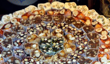 İstanbul 'daki sokak pazarındaki pazarda çeşitli Türk lokumu ruloları