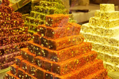 İstanbul 'daki sokak pazarındaki pazarda çeşitli Türk lokumu ruloları