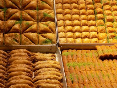 Baklava, doğranmış fındık ve tatlandırılmış ve pekmezle veya bal ile bir arada tutulmuş filo katmanlarından yapılmış zengin, tatlı bir tatlı hamur işidir.