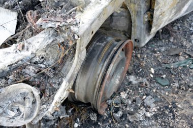 Araba kazasından sonra yolun kenarındaki otoparkta yanmış.