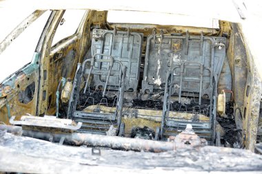 Araba kazasından sonra yolun kenarındaki otoparkta yanmış.