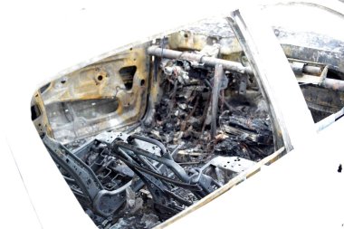 Araba kazasından sonra yolun kenarındaki otoparkta yanmış.