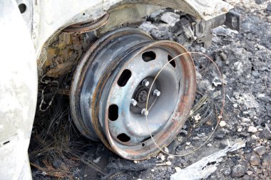 Araba kazasından sonra yolun kenarındaki otoparkta yanmış.