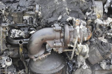 Araba kazasından sonra yolun kenarındaki otoparkta yanmış.