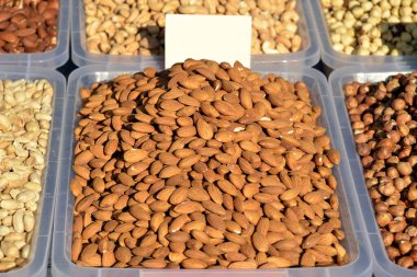 Sokak pazarındaki plastik kutularda çeşitli fındıklar var.