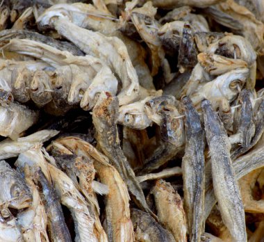 Geleneksel yiyecek - sokak pazarında kurutulmuş balık