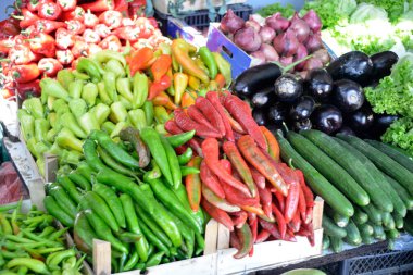 Sokak pazarında çeşitli sebzeler satılıyor.