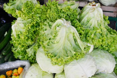 Sokak pazarında çeşitli sebzeler satılıyor.