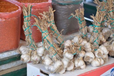 Sokak pazarında çeşitli sebzeler satılıyor.