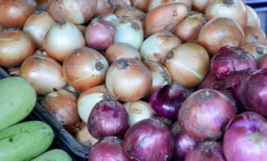 Sokak pazarında çeşitli sebzeler satılıyor.