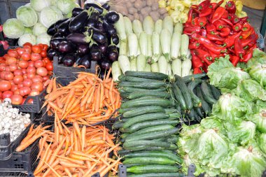 Sokak pazarında çeşitli sebzeler satılıyor.