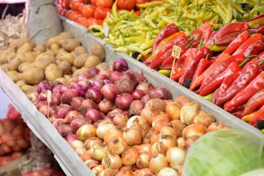 Sokak pazarında çeşitli sebzeler satılıyor.