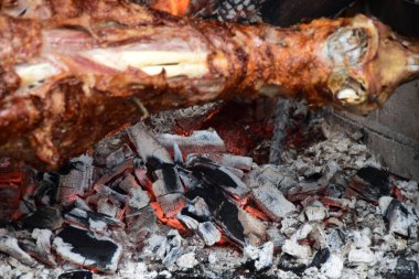 Ayrıntı Barbekü üzerinde neredeyse hazır kızarmış kuzu