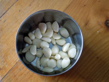 Metal kasede soyulmuş sarımsak.