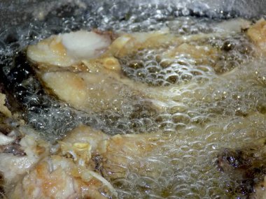 Balık filetosu kızartıyorum Derin yağda balık avlıyorum