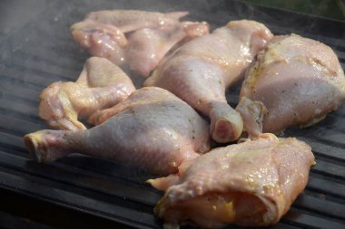 Şef ızgarada pişirilen tavuk etine biberiye koyar.