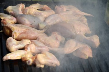 Şef ızgarada pişirilen tavuk etine biberiye koyar.