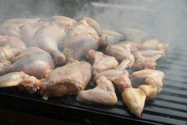 Şef ızgarada pişirilen tavuk etine biberiye koyar.