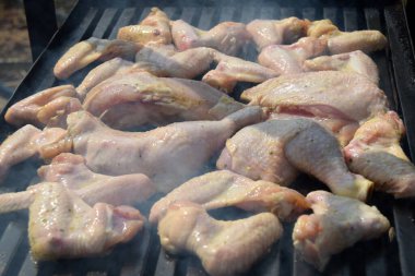 Şef ızgarada pişirilen tavuk etine biberiye koyar.