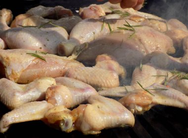 Şef ızgarada pişirilen tavuk etine biberiye koyar.