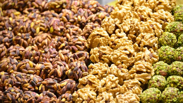 Süße Bällchen Aus Trockenfrüchten Und Verschiedenen Nüssen Auf Dem Straßenmarkt — Stockfoto