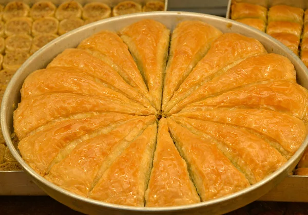 Baklava Jest Bogaty Słodki Deser Ciasto Wykonane Warstw Filo Wypełnione — Zdjęcie stockowe