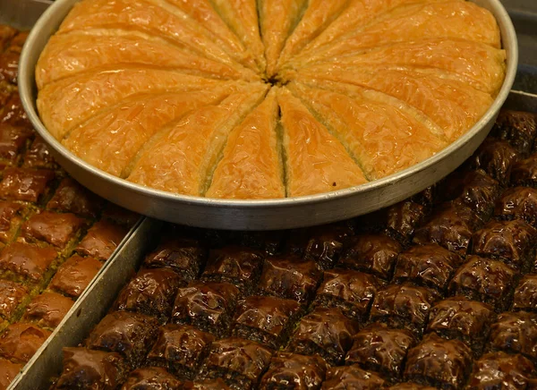 Baklava Ist Ein Reichhaltiges Süßes Dessertgebäck Das Aus Filoschichten Besteht — Stockfoto