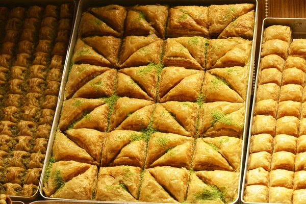 Baklava, doğranmış fındık ve tatlandırılmış ve pekmezle veya bal ile bir arada tutulmuş filo katmanlarından yapılmış zengin, tatlı bir tatlı hamur işidir.