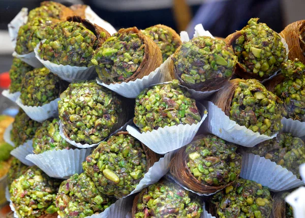 Sladké Kuličky Sušeného Ovoce Různé Ořechy Trhu Istanbulu — Stock fotografie